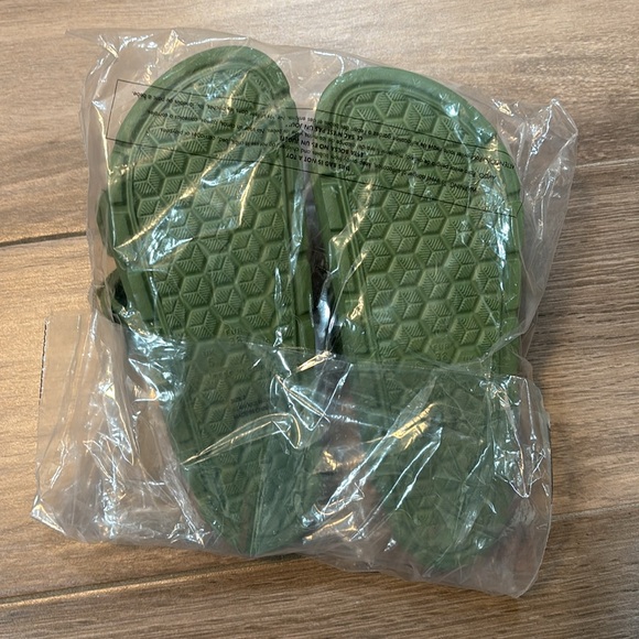 Pacsun Green Slide Sandals with Buckles - Picture 5 of 6